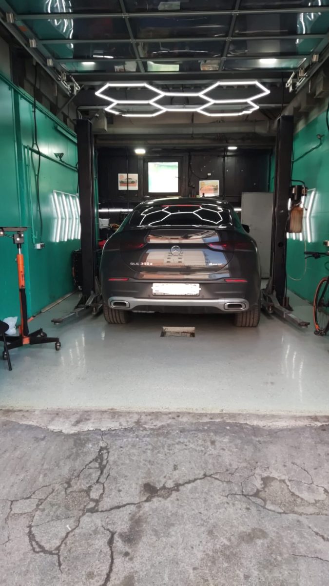 Автомобиль на подъёмнике