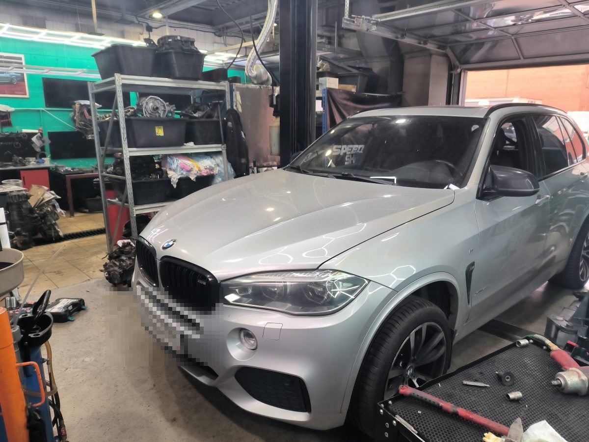 Автомобиль BMW в мастерской SpeedShiftLab